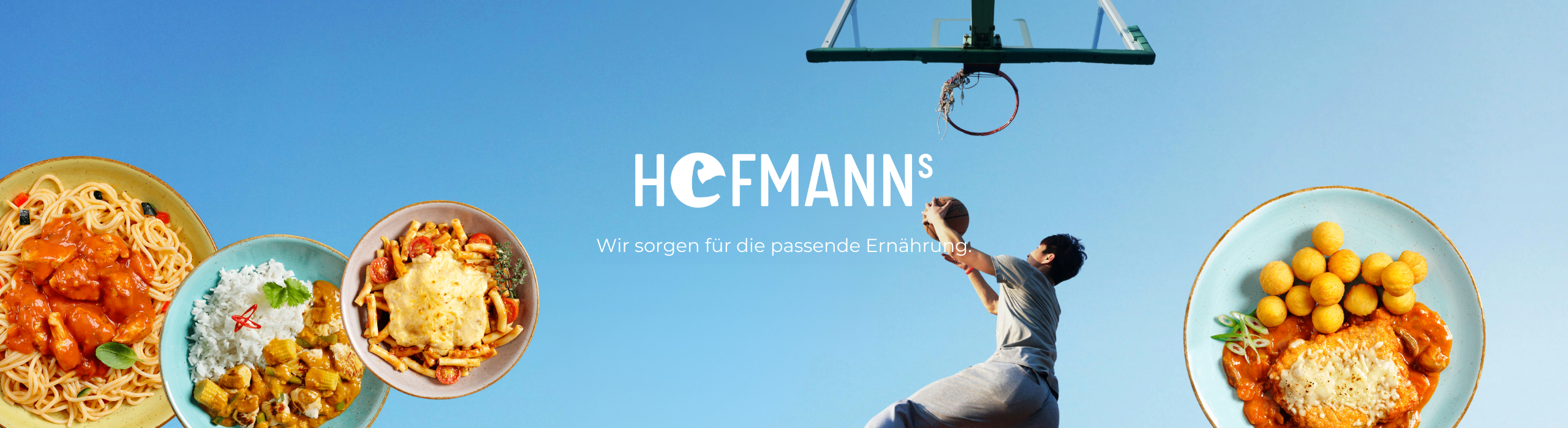 Ein Basketballspieler beim Schießen mit verschiedenen Gerichten und dem Text „HOFMANNs: Wir sorgen für die passende Ernährung“.