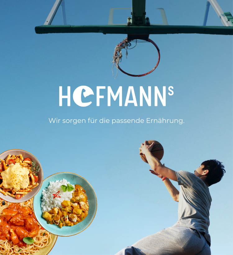 Person, die Basketball spielt, mit Gerichten verschiedener Lebensmittel in der Nähe, mit Text „HOFMANNs Wir sorgen für die passende Ernährung.“