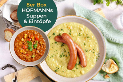 Zwei Schüsseln HOFMANNs Suppen & Eintöpfe mit Würstchen, Gemüse, Brot und einem grünen Promo-Kreis.