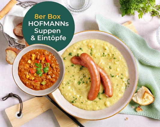 Zwei Schüsseln HOFMANNs Suppen & Eintöpfe mit Würstchen, Gemüse, Brot und einem grünen Promo-Kreis.