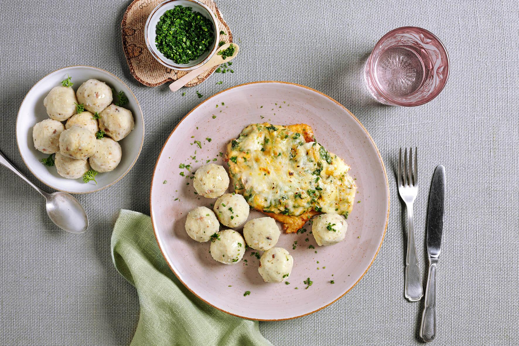 HOFMANNs Schnitzel-Box + „Schwäbische Spezialitäten“: Käsehähnchen, Knödel & Kräuter.