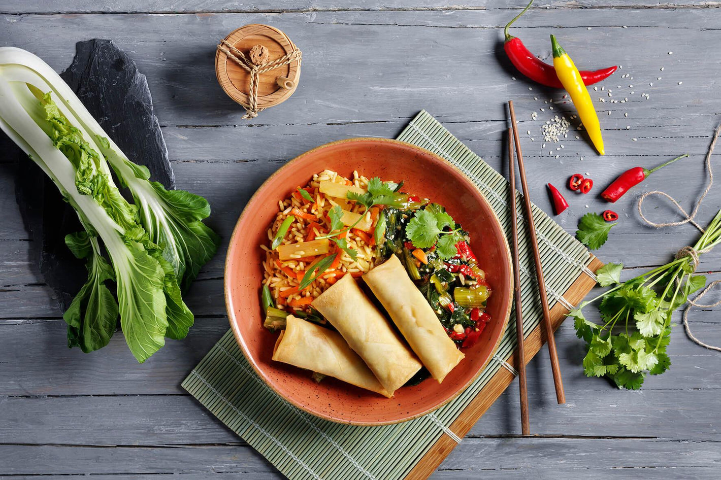 Große asiatische Genussreise von HOFMANNs: Frühlingsrollen und Wok-Gemüse voller exotischer Aromen.