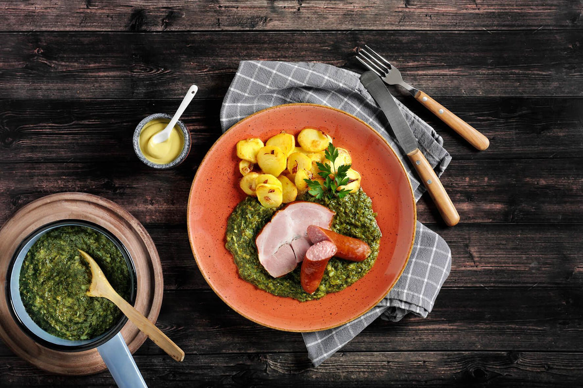 Ein Teller mit HOFMANNs Neuheiten: geräuchertes Schweinefleisch, Wurst und Grünkohl-Eintopf in echter Restaurantqualität.