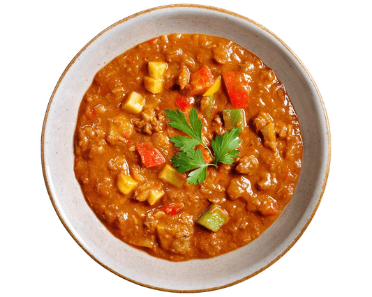 Gulaschsuppe „Ungarische Art“ von Hofmanns Shop mit Hackfleisch, Gemüse und Petersiliengarnitur, Draufsicht.