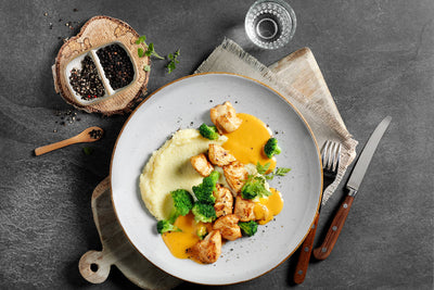 Gegrilltes Hähnchen, Kartoffelpüree und Brokkoli sorgen für eine kulinarische Reise in Ihrer HOFMANNs Mikrowellen-Genuss-Box.
