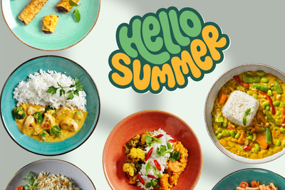 HOFMANNs Hello Summer Box mit buntem Sommergeschirr auf hellem Hintergrund.