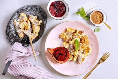 HOFMANNs Hausmannskost-Box + Dessert-Box: Kaiserschmarrn mit Zucker, Zwetschgen, Zimt & Minze.