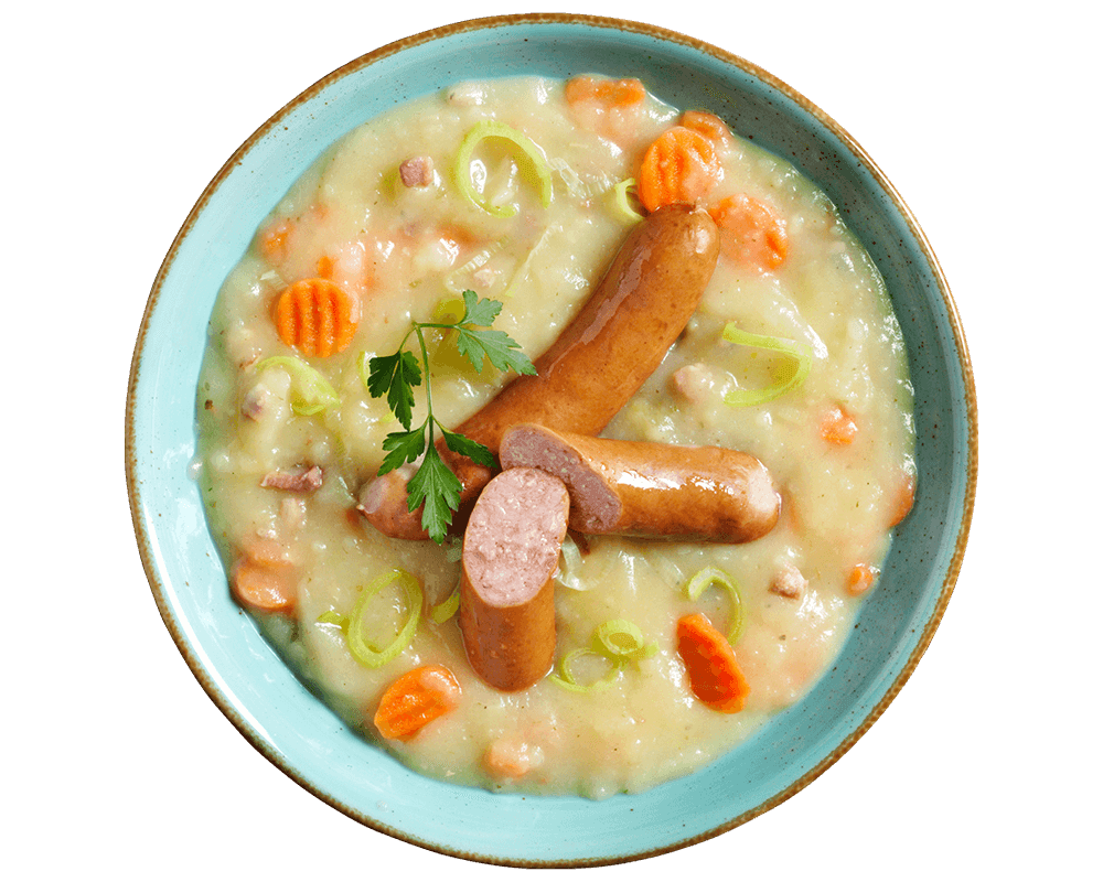 Eine Schüssel Hofmanns Shop Kartoffelsuppe „Norddeutsche Art“ mit Karotten, Wurst, Lauch und Petersilie.