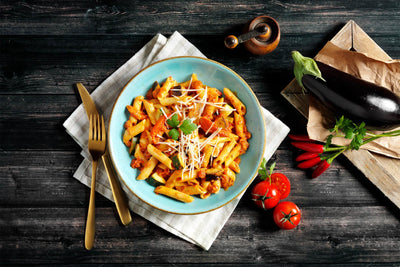 Genießen Sie eine Schüssel Penne aus HOFMANNs Kunterbunt-Box + Italien-Box mit frischem Gemüse in Restaurantqualität.