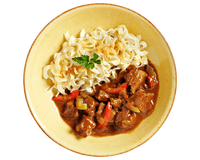 Eine Schüssel Locken-Nudeln mit Hofmanns Shop Pfeffergulasch, rotem Paprika, Petersilie und pikante Soße.