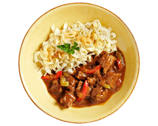 Eine Schüssel Locken-Nudeln mit Hofmanns Shop Pfeffergulasch, rotem Paprika, Petersilie und pikante Soße.