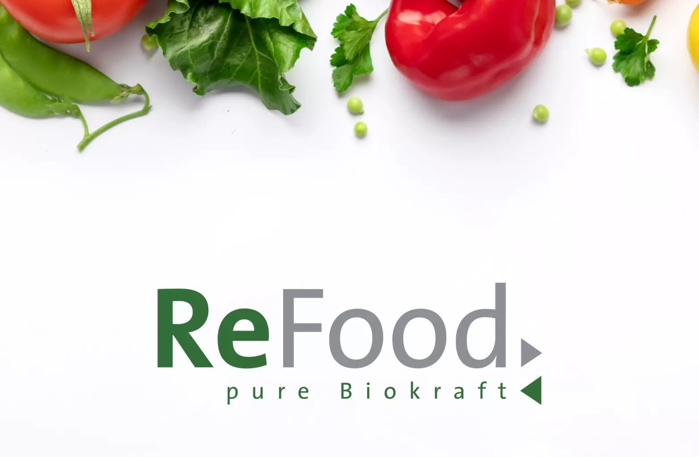 Tomaten, Erbsen, Salat und Paprika über dem Logo „ReFood pure Biokraft“ auf weißem Hintergrund.