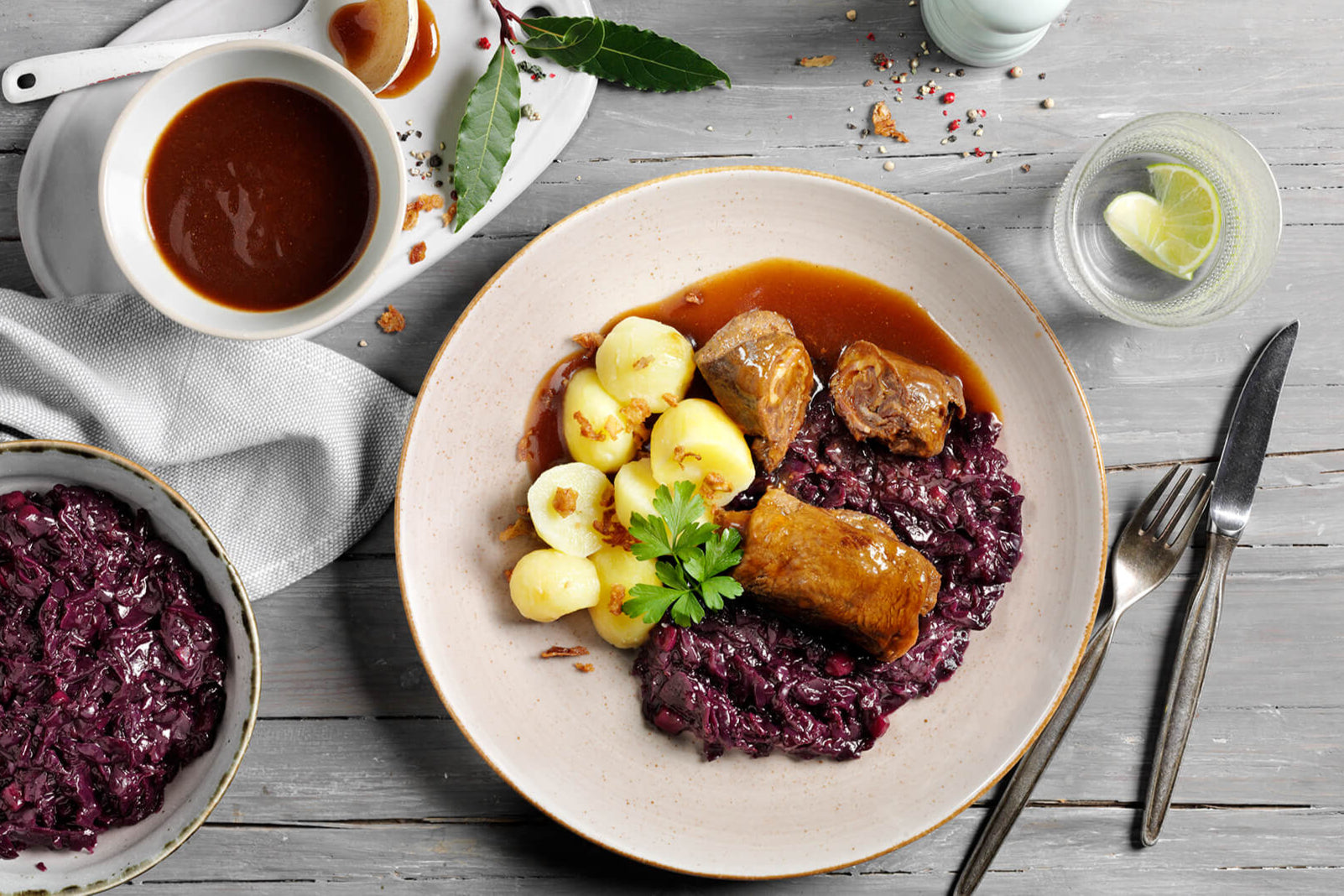 HOFMANNs Omas Verwöhnmenü: Rouladen, Kartoffeln & Rotkohl – der Klassiker auf deinem Teller.