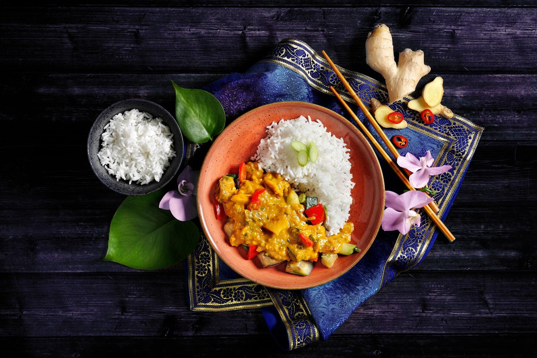 Ein Teller Curry mit Reis aus HOFMANNs Vegan-Box: vegane Gerichte und Vielfalt auf den Teller.