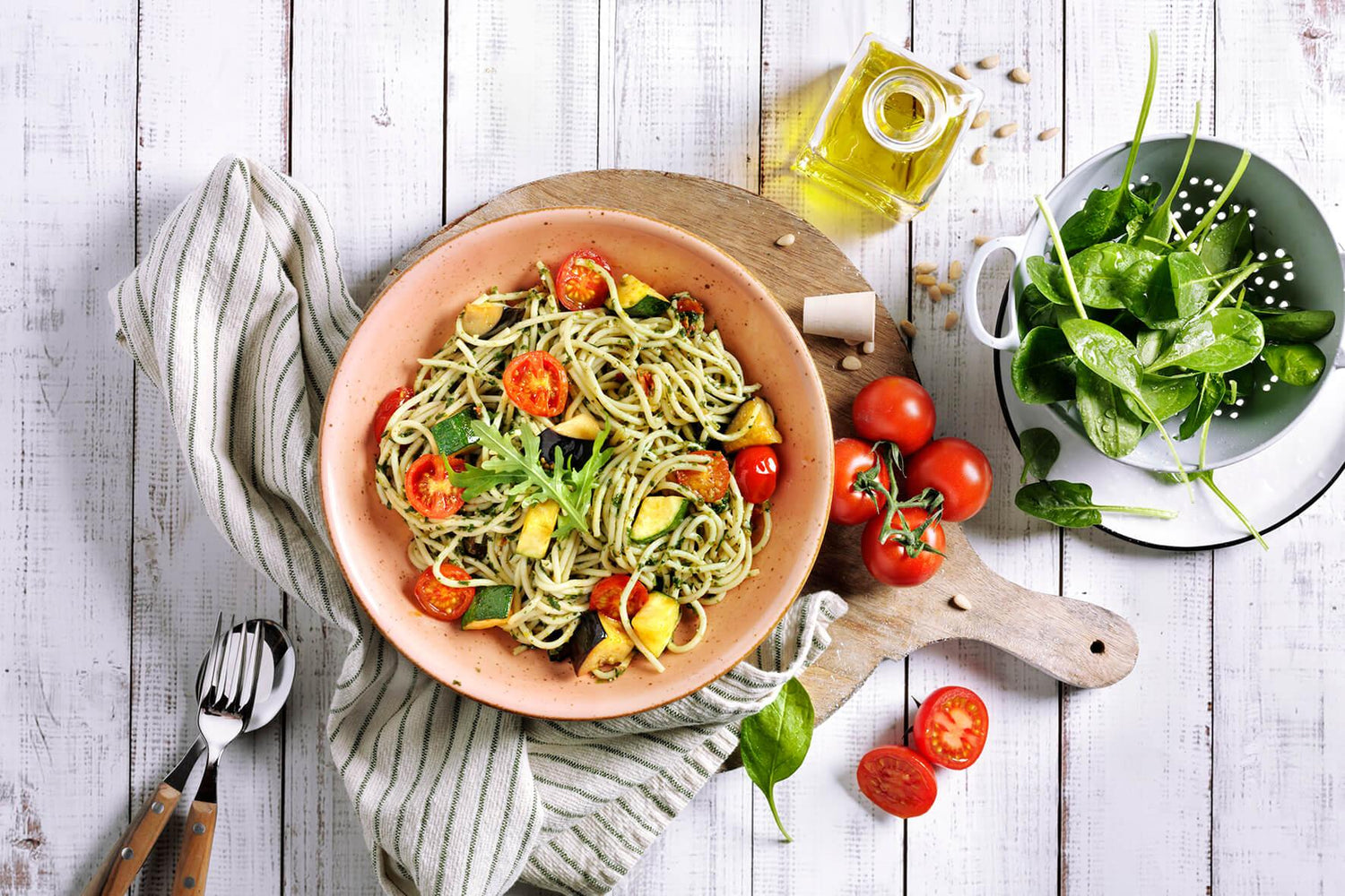 Fit & Free-Box von HOFMANNs: Pesto-Pasta, Tomaten & Spinat – reich an Kohlenhydraten und Eiweiß.