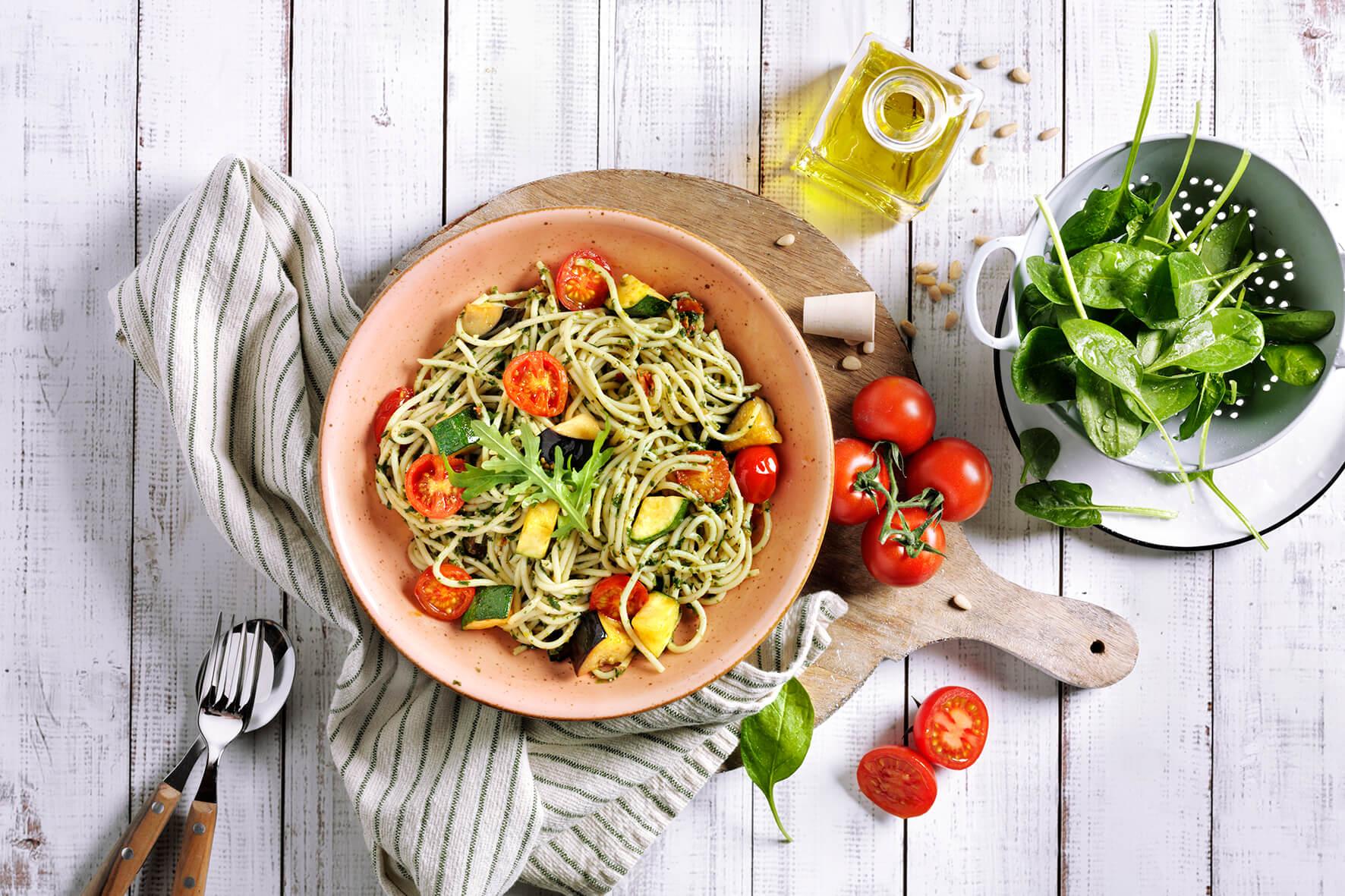 Fit & Free-Box von HOFMANNs: Pesto-Pasta, Tomaten & Spinat – reich an Kohlenhydraten und Eiweiß.