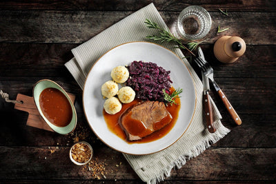 Deutscher Klassiker von HOFMANNs: Rinderrouladen, Kartoffelknödel & Rotkohl in kräftiger Soße.
