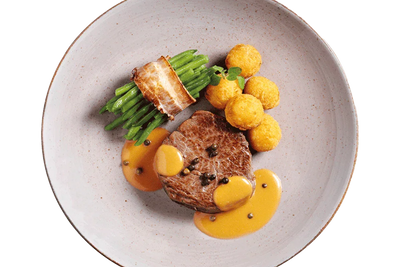 Zartes Filetsteak von Hofmanns Shop mit Pfefferrahmsoße, grünen Bohnen im Speck & Kartoffelbällchen.