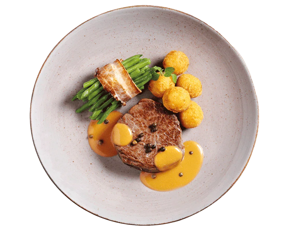 Zartes Filetsteak von Hofmanns Shop mit Pfefferrahmsoße, grünen Bohnen im Speck & Kartoffelbällchen.