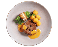 Zartes Filetsteak von Hofmanns Shop mit Pfefferrahmsoße, grünen Bohnen im Speck & Kartoffelbällchen.