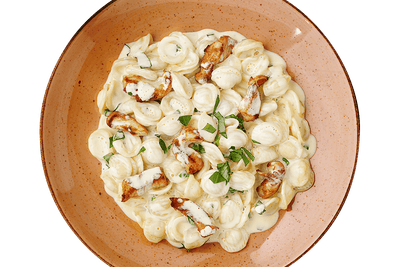 Carbonara vom Huhn von Hofmanns Shop, serviert auf einem braunen Teller.