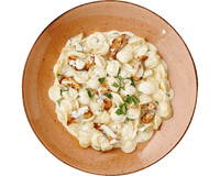 Carbonara vom Huhn von Hofmanns Shop, serviert auf einem braunen Teller.