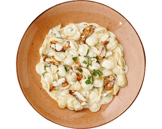 Carbonara vom Huhn von Hofmanns Shop, serviert auf einem braunen Teller.