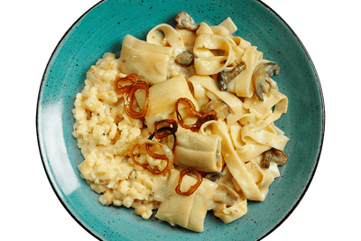 Herzhafter Nudelteller von Hofmanns Shop: Nudeln in cremiger Pilzsauce mit karamellisierten Zwiebeln.