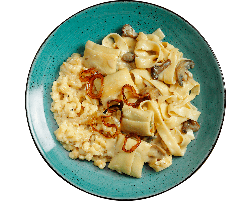 Herzhafter Nudelteller von Hofmanns Shop: Nudeln in cremiger Pilzsauce mit karamellisierten Zwiebeln.