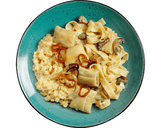 Herzhafter Nudelteller von Hofmanns Shop: Nudeln in cremiger Pilzsauce mit karamellisierten Zwiebeln.