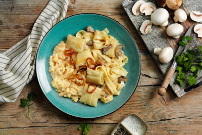 Der Herzhafter Nudelteller von Hofmanns Shop besteht aus Rahmsauce, Röstzwiebeln, Champignons und Kräutern.