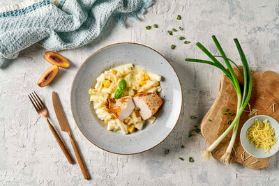 Schlemmen ohne Grenzen von HOFMANNs: cremige Pasta mit Hähnchenbrustscheiben, Zwiebeln & Kräutern.