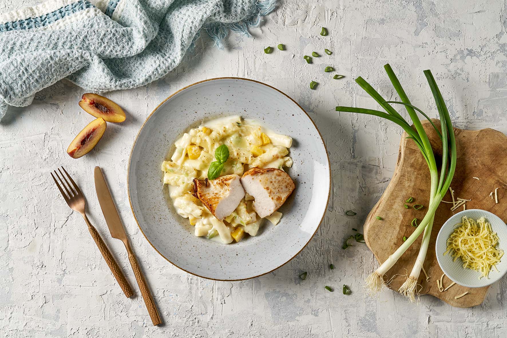 Schlemmen ohne Grenzen von HOFMANNs: cremige Pasta mit Hähnchenbrustscheiben, Zwiebeln & Kräutern.