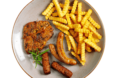Die Grillplatte von Hofmanns Shop: Crinkle Fries, Grillfleisch, Würstchen & Sticks – purer Fleischgenuss.
