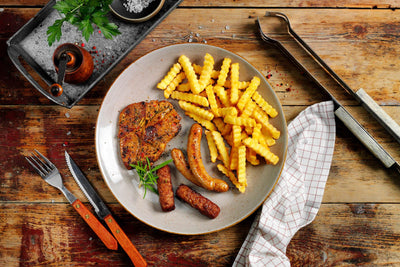 Die HOFMANNs Klassiker aus aller Welt Probierbox mit Würstchen, Grillfleisch, Pommes & Kräutern.