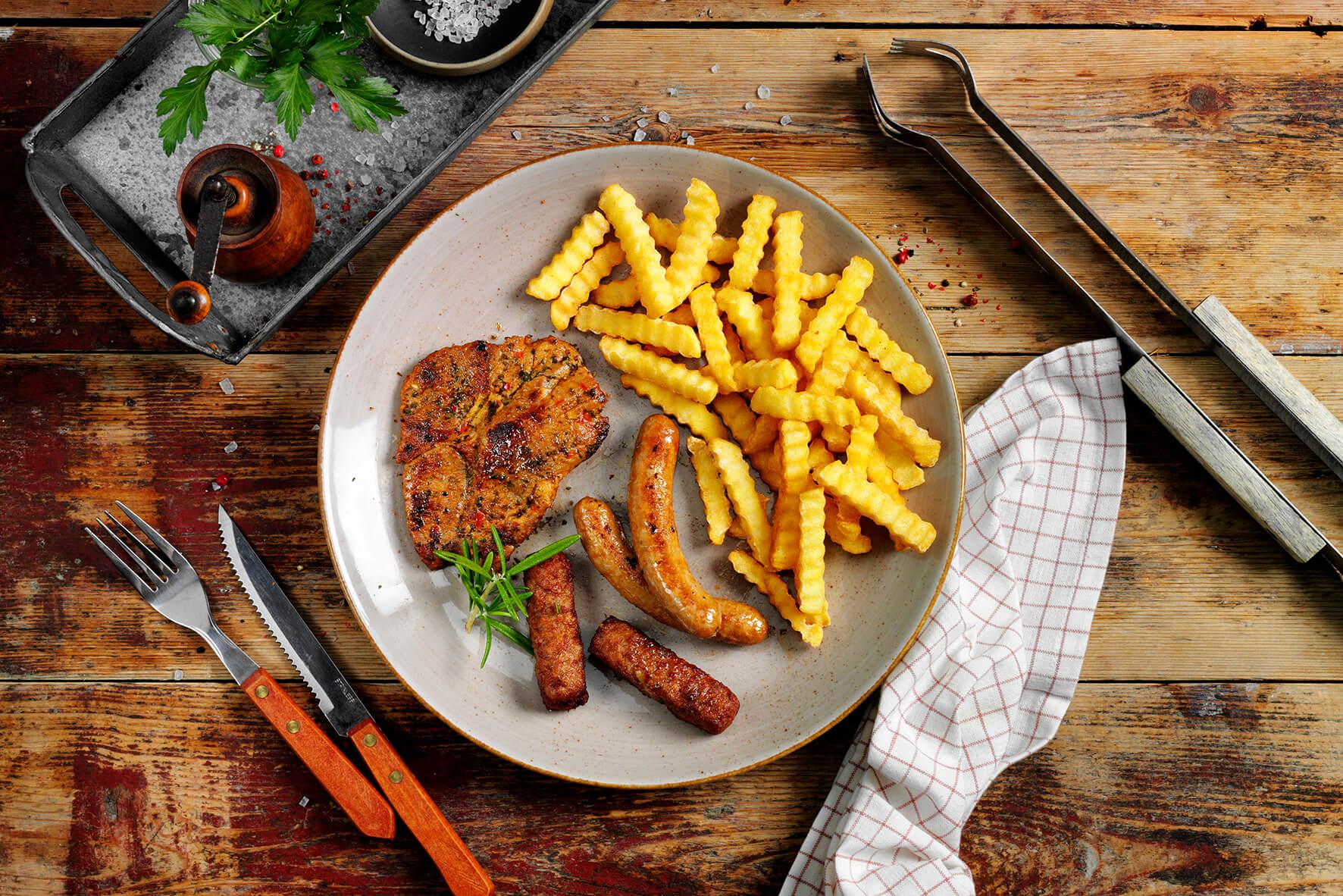 Die HOFMANNs Klassiker aus aller Welt Probierbox mit Würstchen, Grillfleisch, Pommes & Kräutern.
