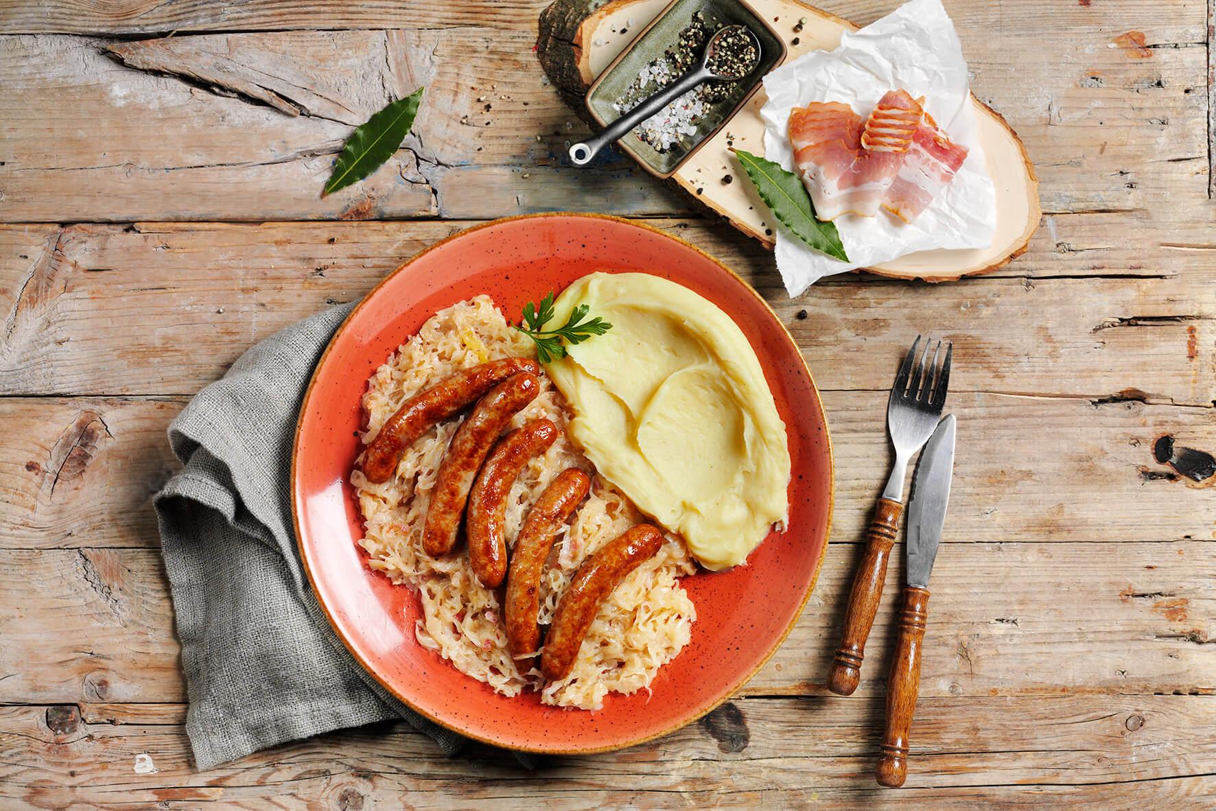 HOFMANNs Hausmannskost-Box: Bratwürste mit Sauerkraut, Kartoffelpüree, Speck & Gewürzen.