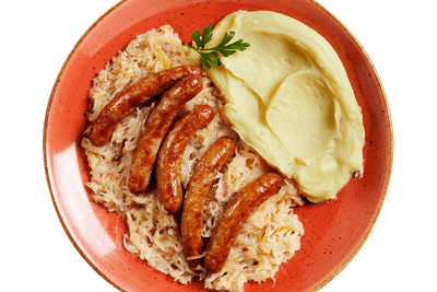 Hofmanns Shop Fränkische Bratwürste auf Sauerkraut, Kartoffelpüree & Petersilie, serviert auf einem roten Teller.