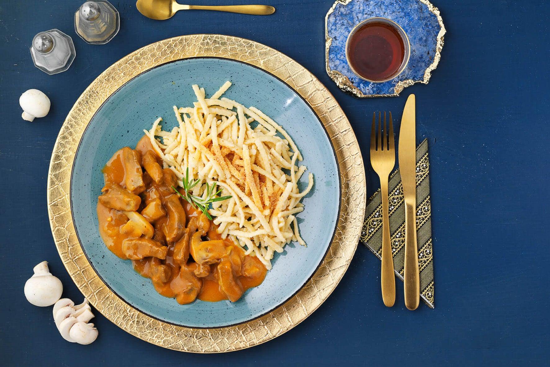 HOFMANNs Protein-Box mit Pilz-Stroganoff und Nudeln – perfekte Eiweißmahlzeit für Kraftsportler.