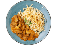 Blauer Teller mit Hofmanns Shop Stroganoff-Topf und Spätzle, garniert mit Rosmarin.