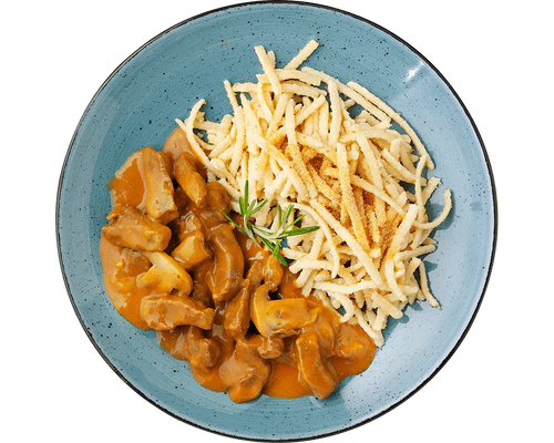 Blauer Teller mit Hofmanns Shop Stroganoff-Topf und Spätzle, garniert mit Rosmarin.