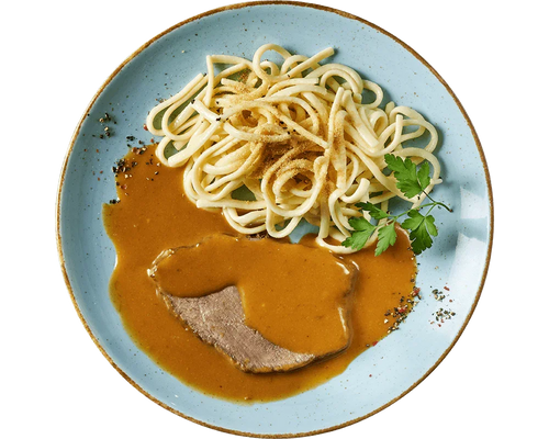 Zarter Rahmsauerbraten von HOFMANNs: Spätzle, knusprige Zwiebeln, Fleischscheiben, Soße und Petersiliengarnitur.