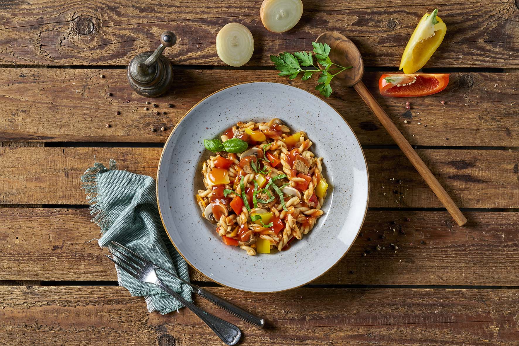 Omas Verwöhnmenü von HOFMANNs: Pasta mit Grillgemüse, Kräutern und rustikalem Charme.