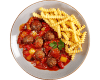 Feurige Rindfleischbällchen von Hofmanns Shop mit Crinkle-cut Fries und Porree-Paprikasoße.