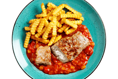 Wellenförmige Pommes mit Hofmanns Shop Hackroulade „Griechische Art“ und Tomatensauce auf einem türkisfarbenen Teller.