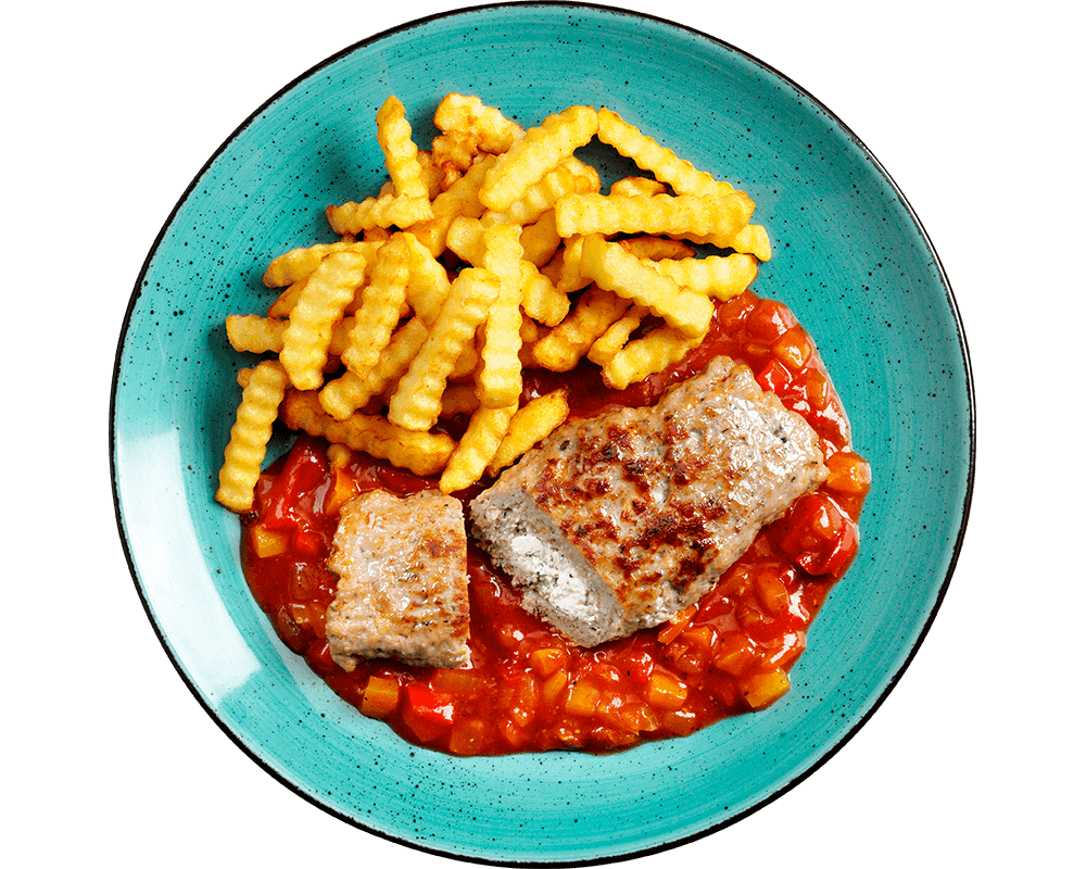 Wellenförmige Pommes mit Hofmanns Shop Hackroulade „Griechische Art“ und Tomatensauce auf einem türkisfarbenen Teller.