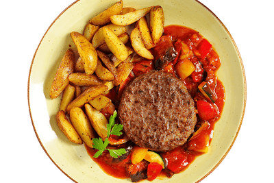 Rinderhacksteak „Mediterrano“ von Hofmanns Shop mit Kartoffelecken und mediterranem Grillgemüse-Mix.