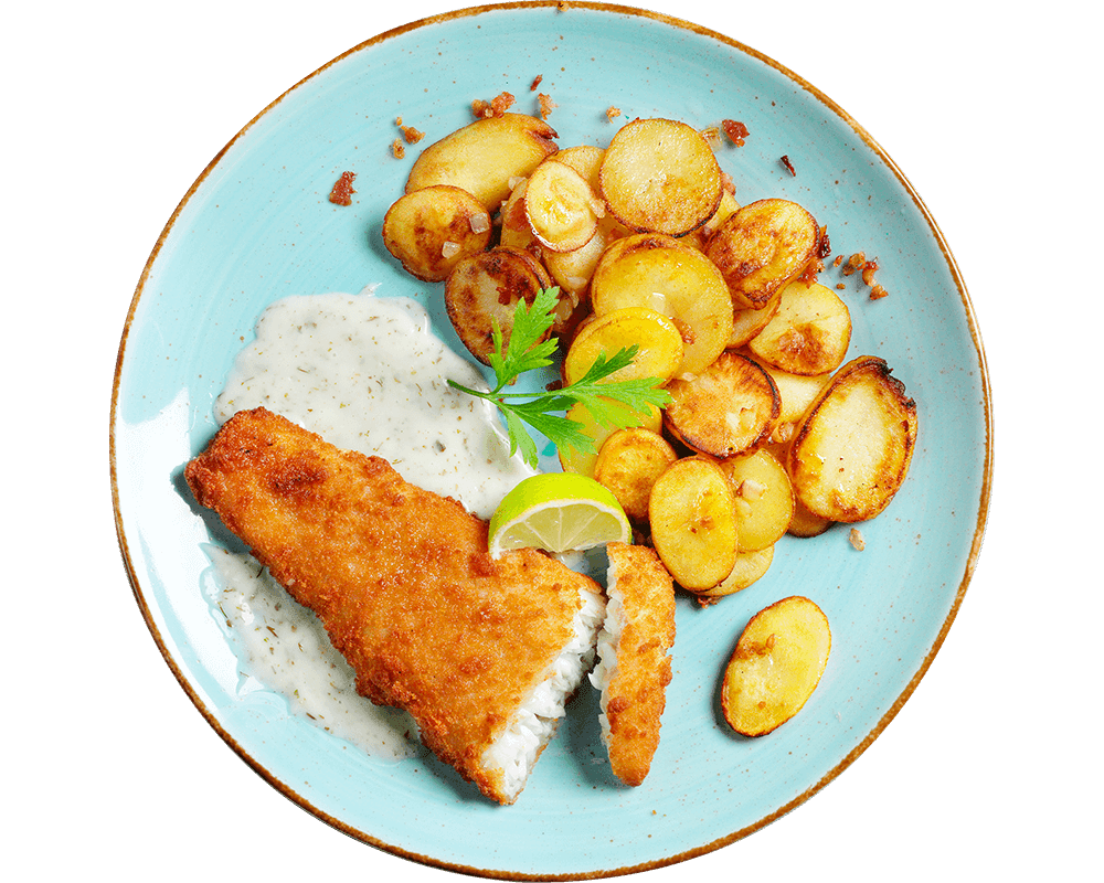 Kabeljaufilet „Kräuter & Speck“ von Hofmanns Shop mit Bratkartoffeln und Kräuter-Sahne-Dip auf blauem Teller.