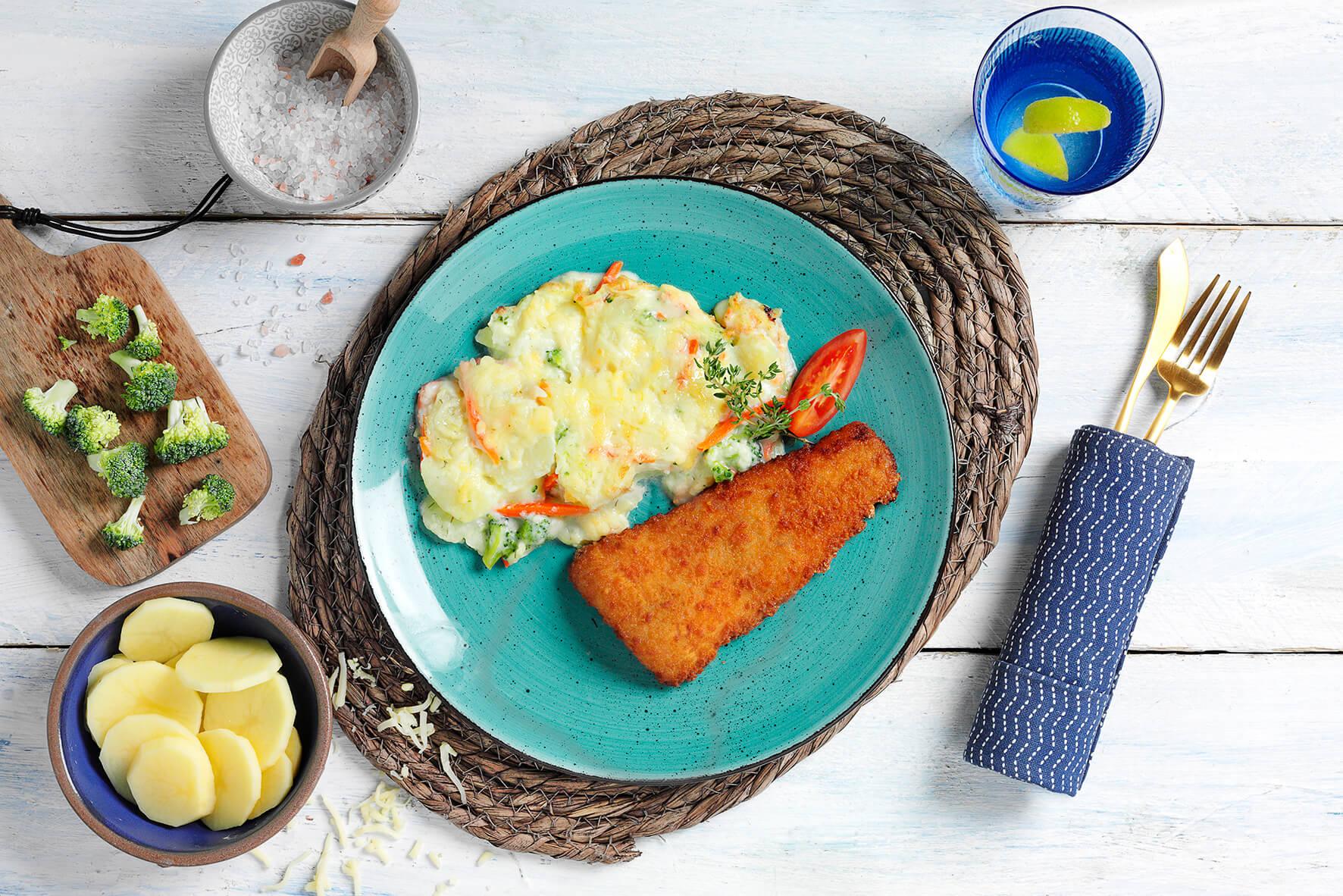HOFMANNs Fisch-Box: paniertes Fischsortiment, Käsegemüse, Kartoffelscheiben & Brokkoli.