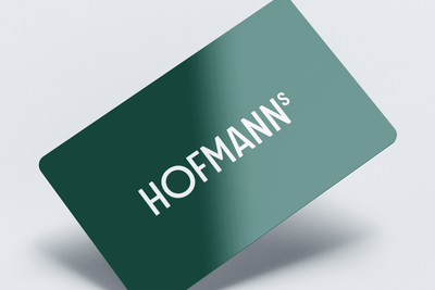 Die grüne HOFMANNs Geschenkkarte von Hofmanns Shop – ein stilvolles Geschenk.